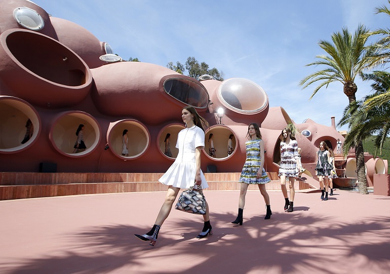  бренд Dior: Raf Simons during the Dior 2016 cruise collection show